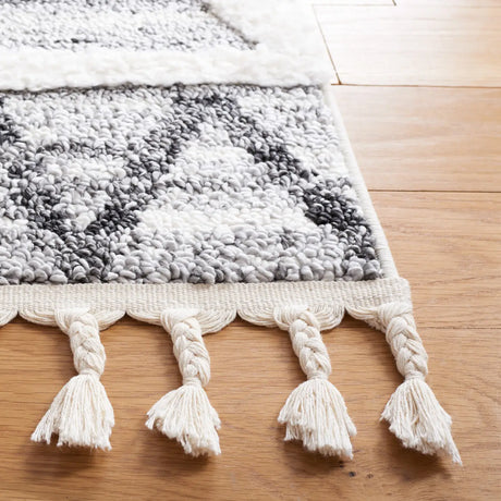 Safavieh Moroccan Tassel Shag 4'-0" x 6'-0" Rug in Grey / Ivory