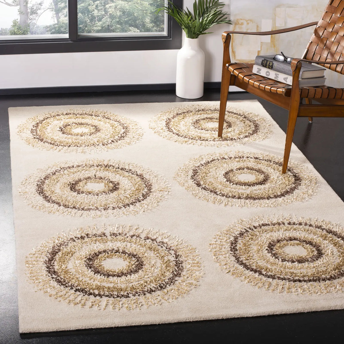 Safavieh Soho 5'-0" x 8'-0" Rug in Beige / Gold