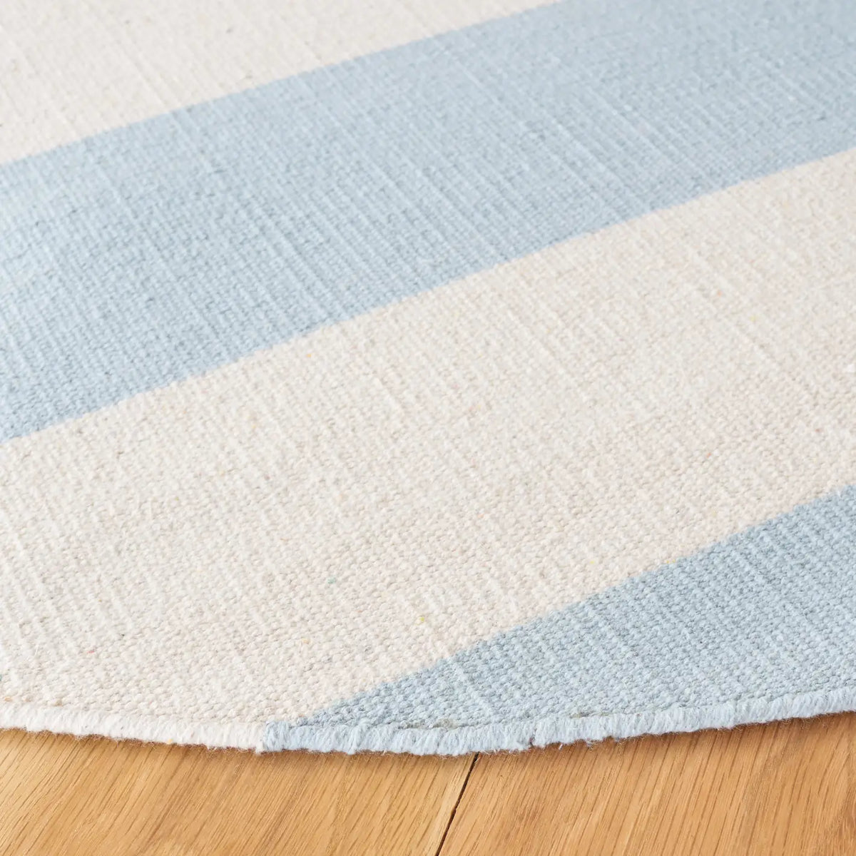Safavieh Montauk 6'-0" x 6'-0" Rug in Sky Blue / Ivory