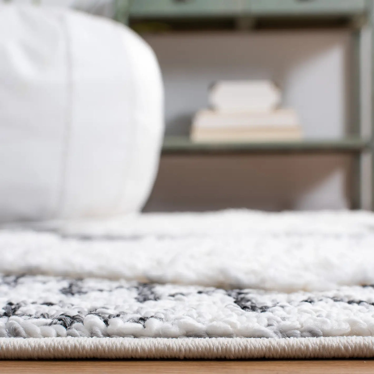 Safavieh Moroccan Tassel Shag 4'-0" x 6'-0" Rug in Ivory / Grey