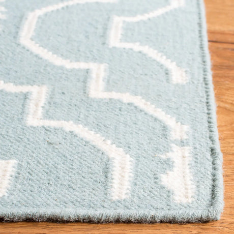 Safavieh Dhurries 4'-0" x 6'-0" Rug in Light Blue / Ivory