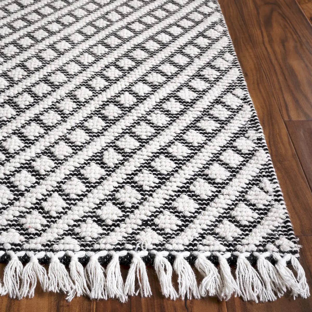 Safavieh Natura 5'-0" x 8'-0" Rug in Ivory / Black