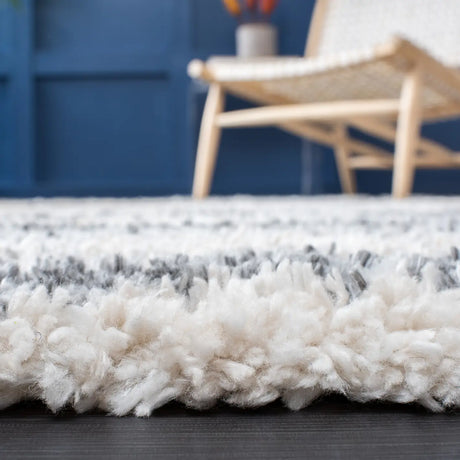 Safavieh Fontana Shag  800 4'-0" x 6'-0" Rug in Grey / Ivory