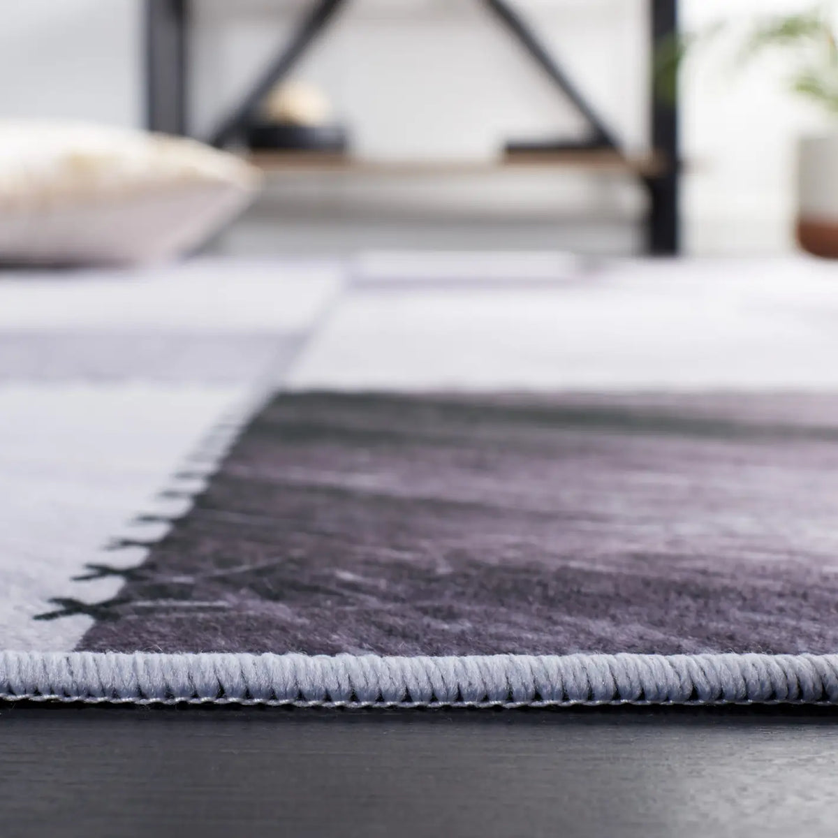 Safavieh Faux Hide 4'-0" x 6'-0" Rug in Light Grey / Grey