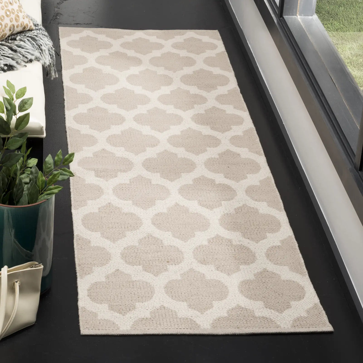 Safavieh Montauk 2'-3" x 7'-0" Rug in Grey / Ivory
