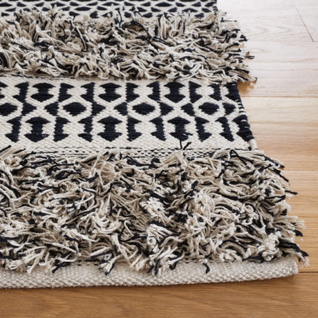 Safavieh Natura 3'-0" x 5'-0" Rug in Black / Ivory