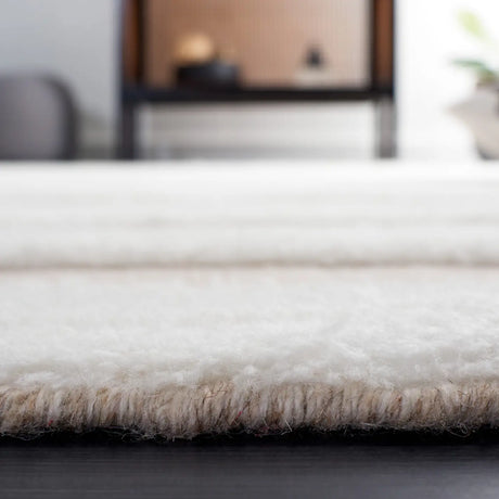 Safavieh Manhattan 4'-0" x 6'-0" Rug in Ivory / Beige