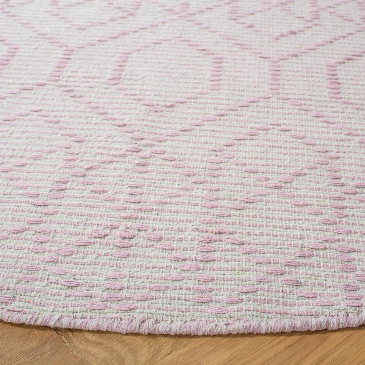 Safavieh Montauk 6'-0" x 6'-0" Rug in Pink / Ivory
