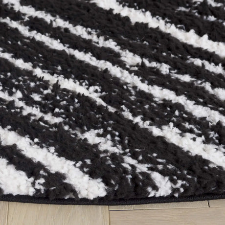 Safavieh Rumi Shag 6'-7" x 6'-7" Rug in Black / Ivory