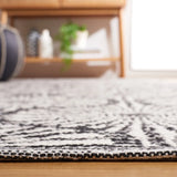 Safavieh Montauk 5'-0" x 8'-0" Rug in Black / Ivory