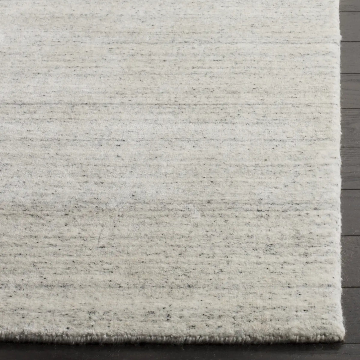 Safavieh Mirage 6'-0" x 9'-0" Rug in Silver