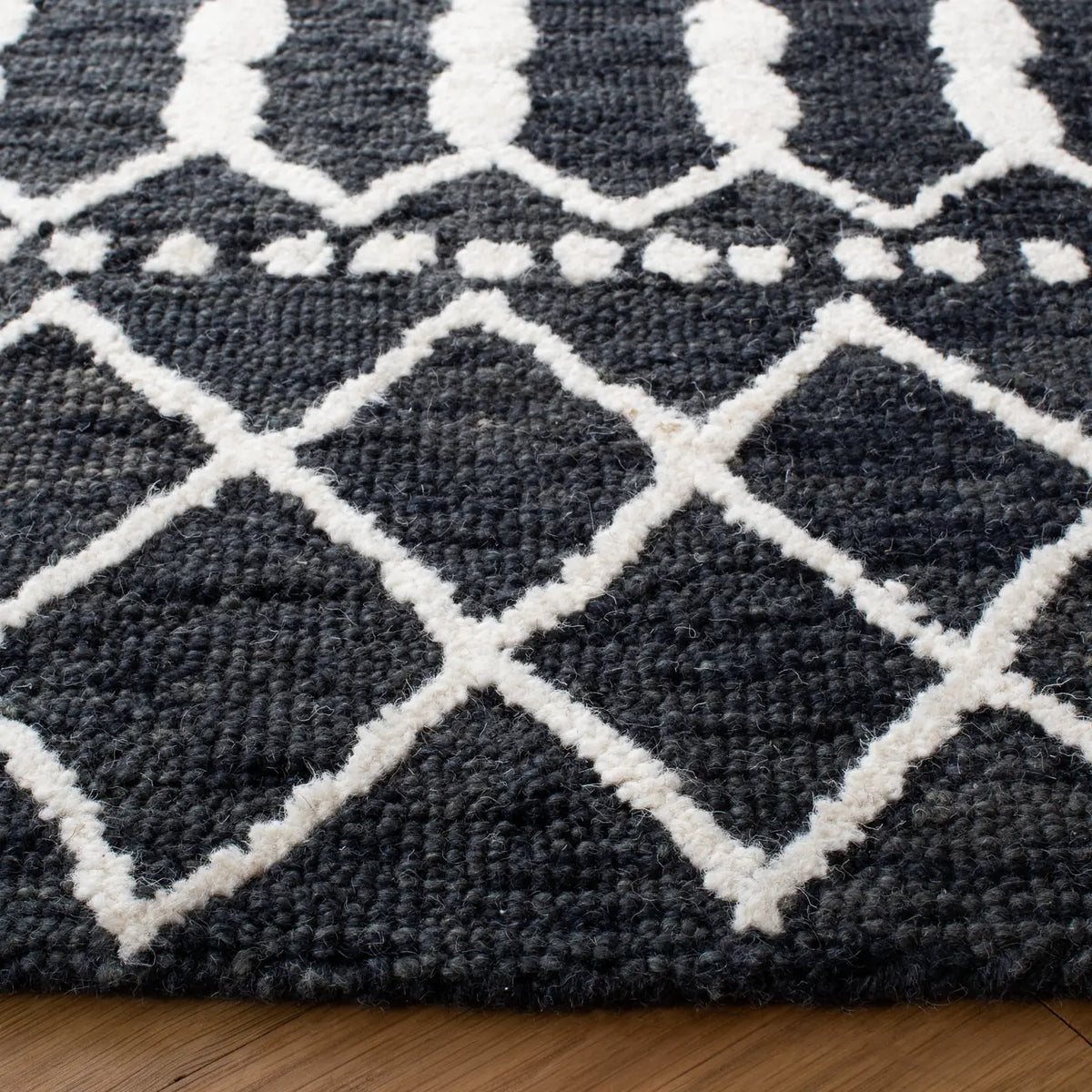 Safavieh Blossom 6'-0" x 6'-0" Rug in Black / Ivory