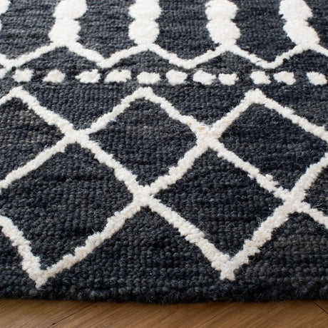 Safavieh Blossom 6'-0" x 6'-0" Rug in Black / Ivory