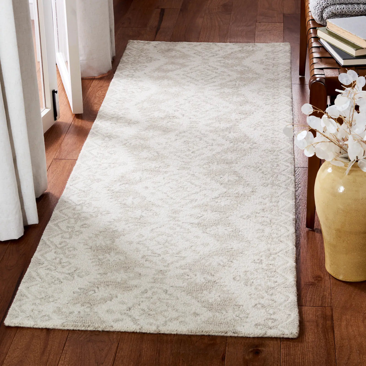 Safavieh Micro-Loop 2'-3" x 7'-0" Rug in Ivory / Beige