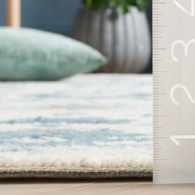 Safavieh Aspen 4'-0" x 6'-0" Rug in Ivory / Blue