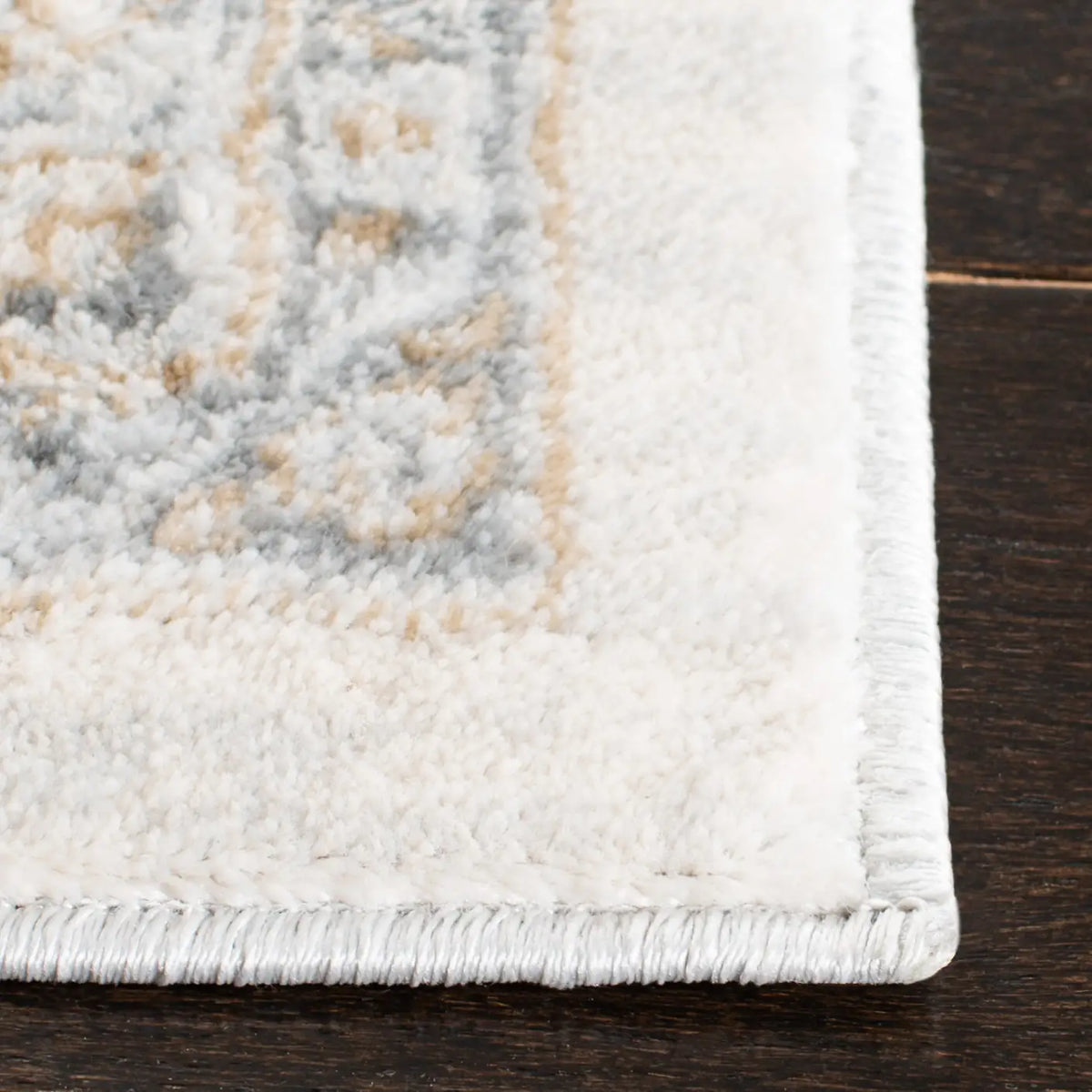 Safavieh Isabella 4'-0" x 6'-0" Rug in Cream / Beige
