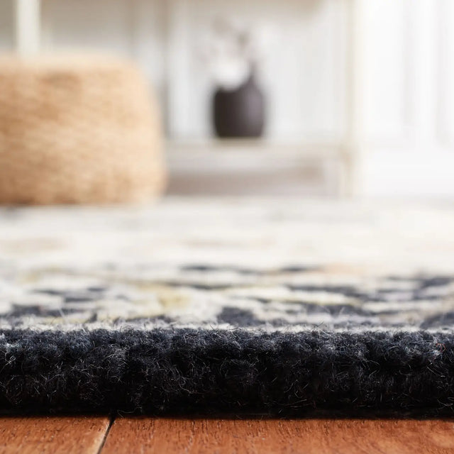 Safavieh Savonnerie 4'-0" x 6'-0" Rug in Ivory / Black