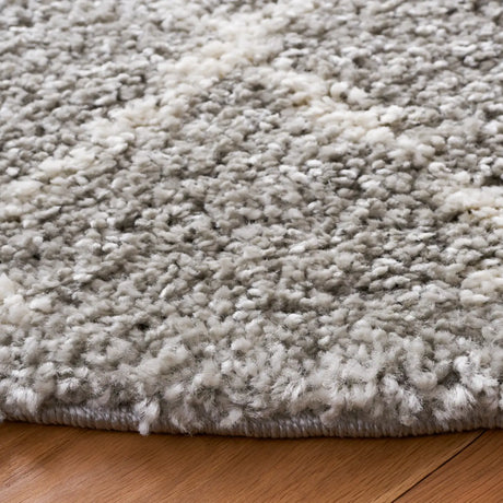 Safavieh Berber Shag 5'-1" x 5'-1" Rug in Light Grey / Cream