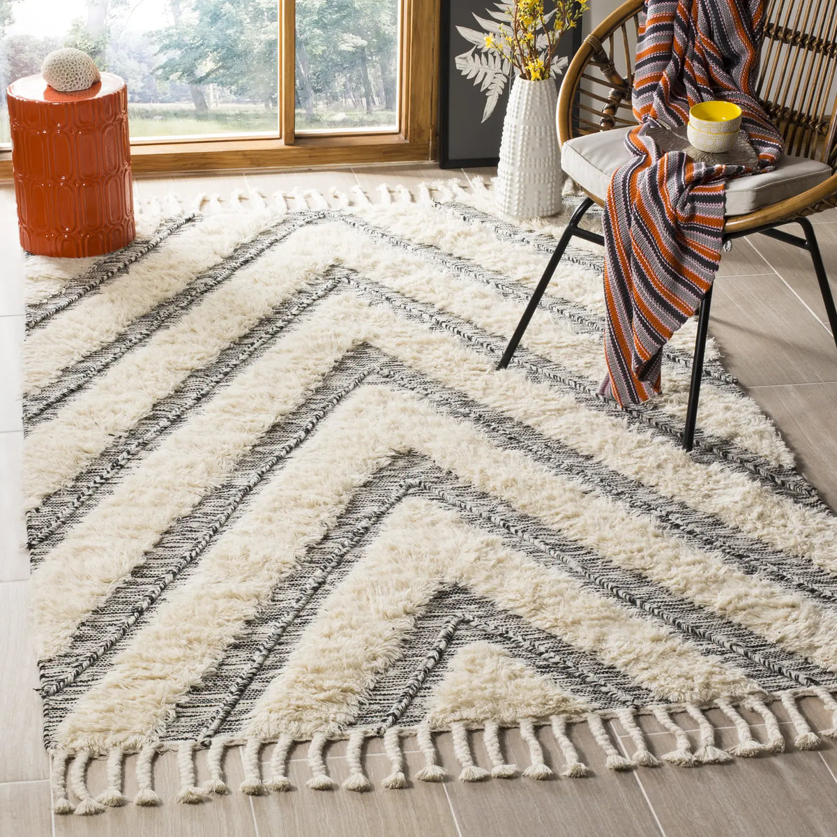 Safavieh Kenya 4'-0" x 6'-0" Rug in Black / Ivory