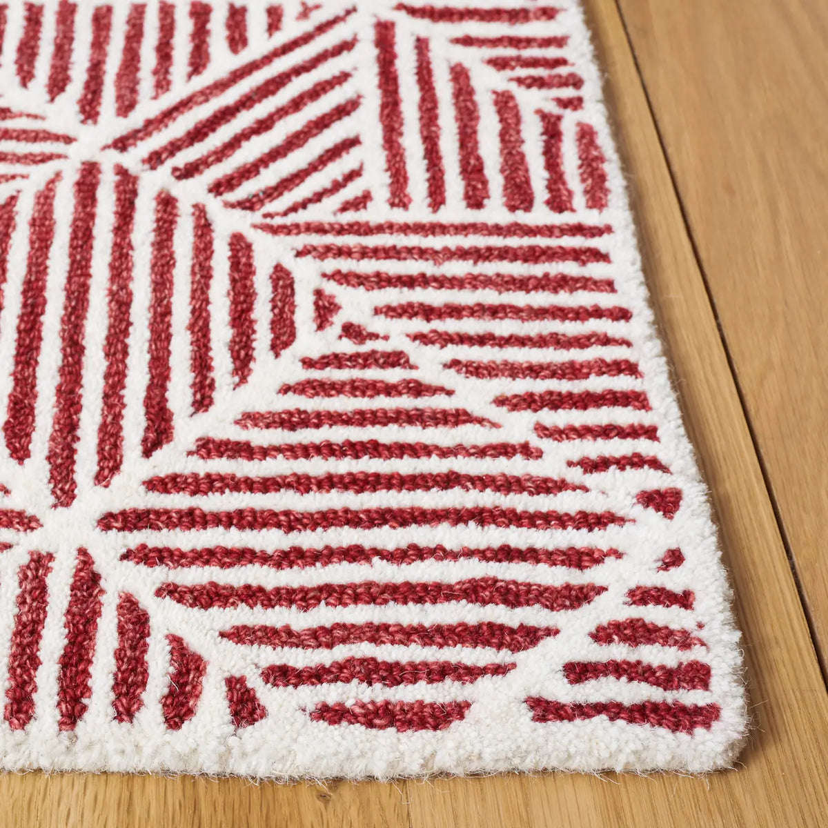 Safavieh Abstract 4'-0" x 6'-0" Rug in Red / Ivory