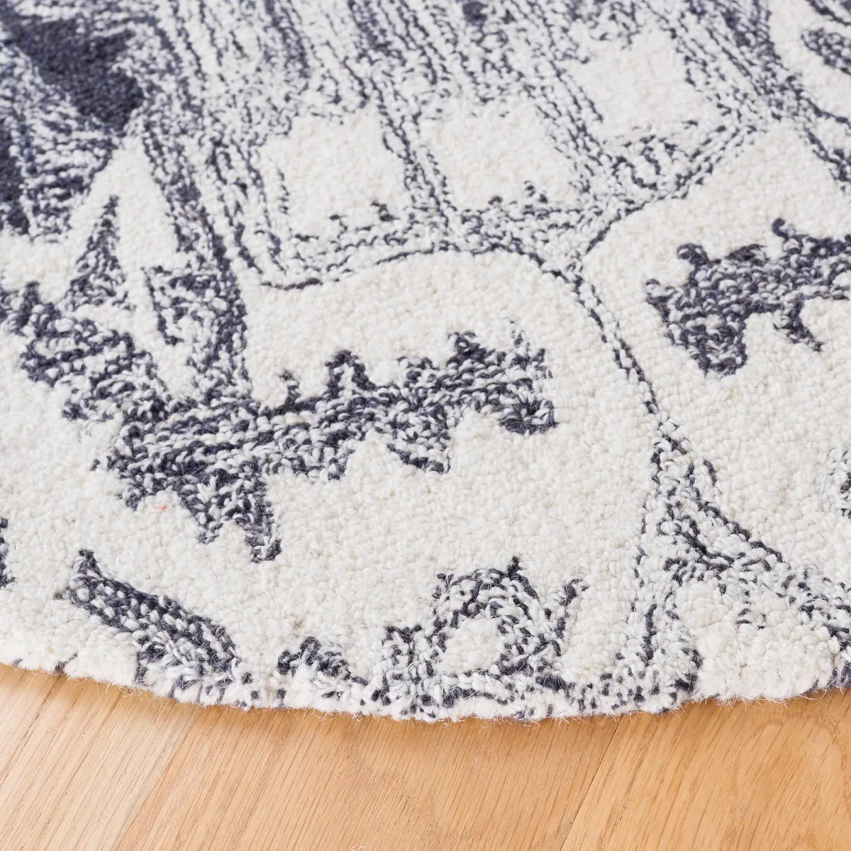 Safavieh Ikat 6'-0" x 6'-0" Rug in Ivory / Black