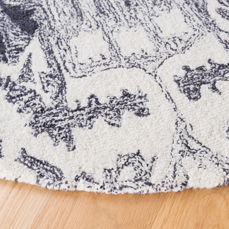 Safavieh Ikat 6'-0" x 6'-0" Rug in Ivory / Black