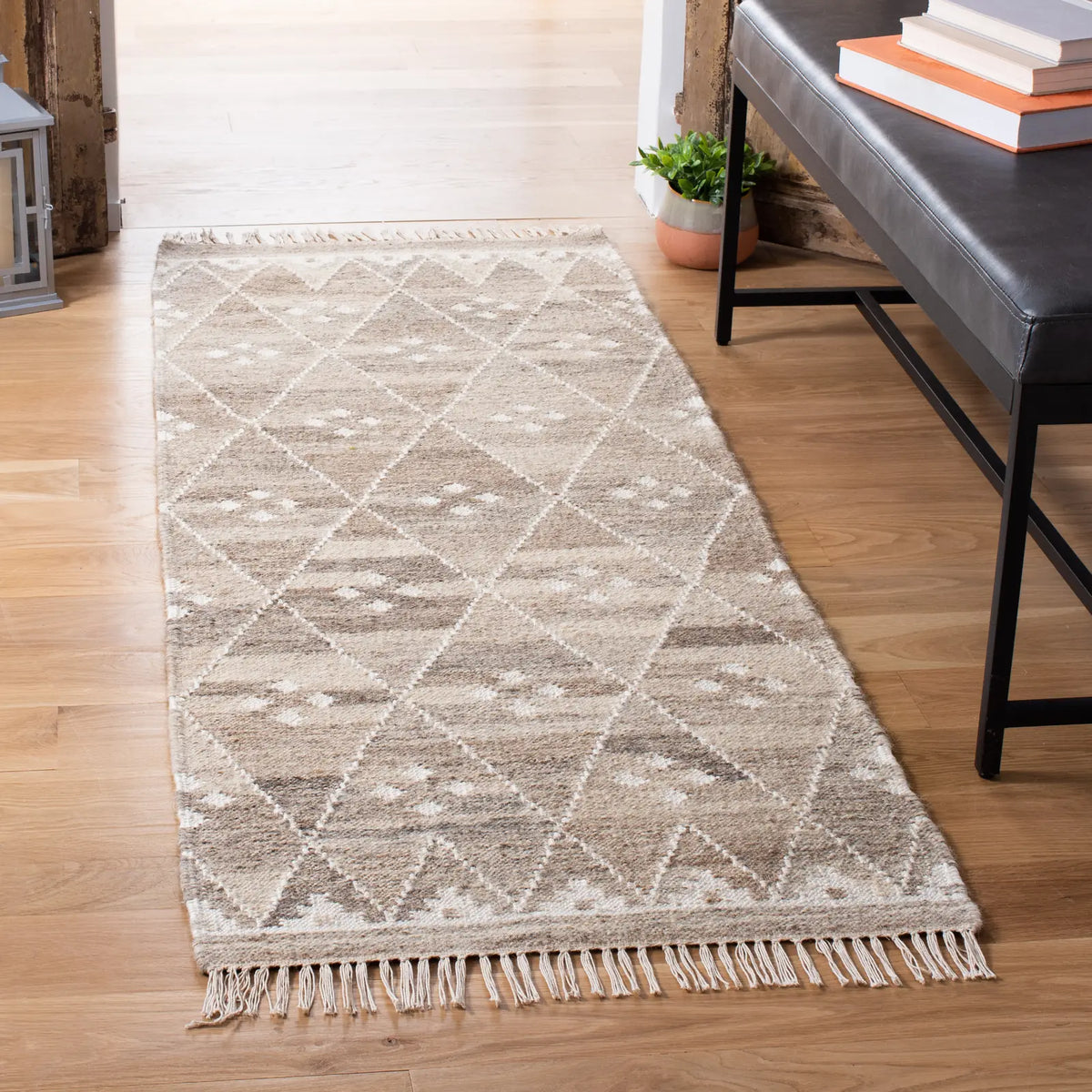Safavieh Natural Kilim 2'-3" x 10'-0" Rug in Natural / Ivory