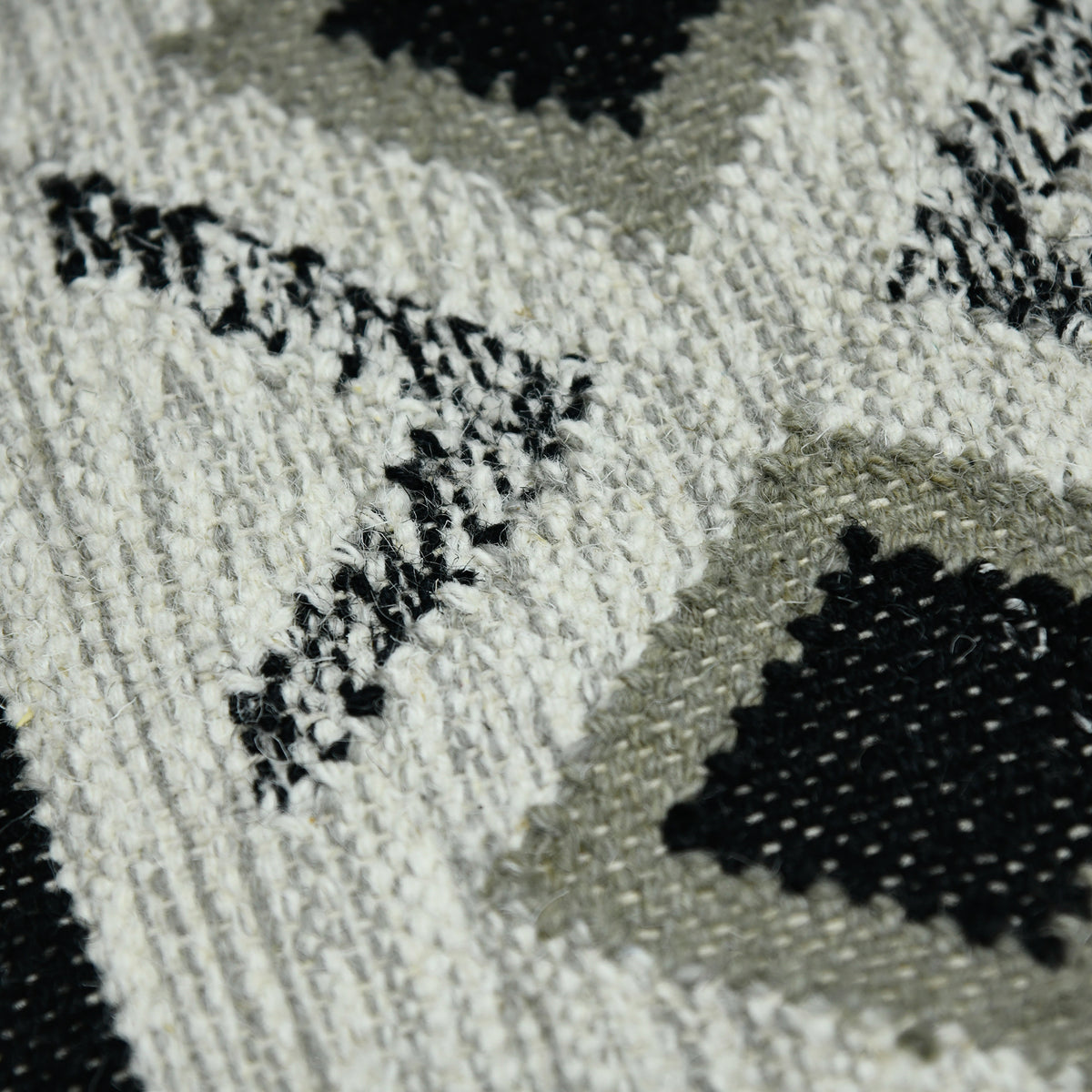 Amer Artifacts ARI-4 Ivory area rug - close-up view
