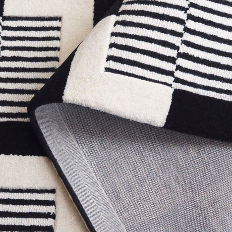 Safavieh Metro Met869Z Black/Ivory Rug.