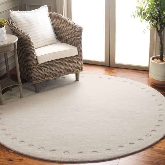 Safavieh Metro Met913A Ivory Rug.