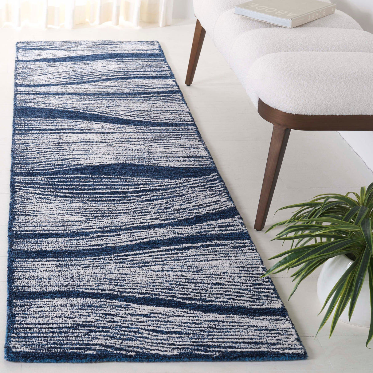 Safavieh Metro Met995N Navy/Ivory Rug.