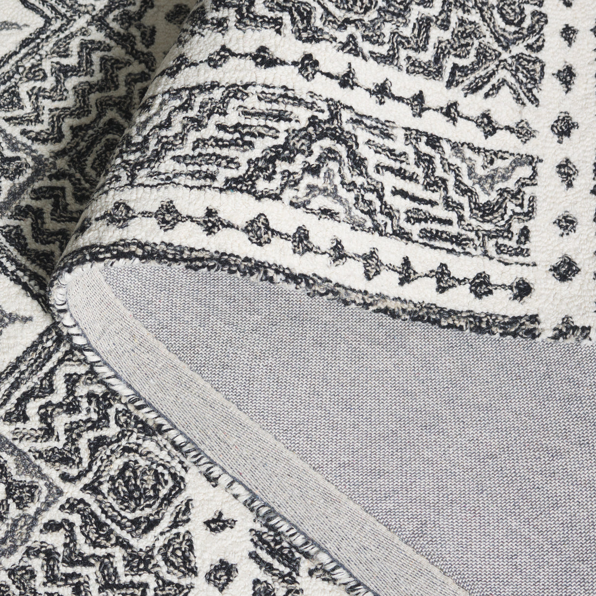 Safavieh Micro-Loop Mlp803Z Black/Ivory Rug.
