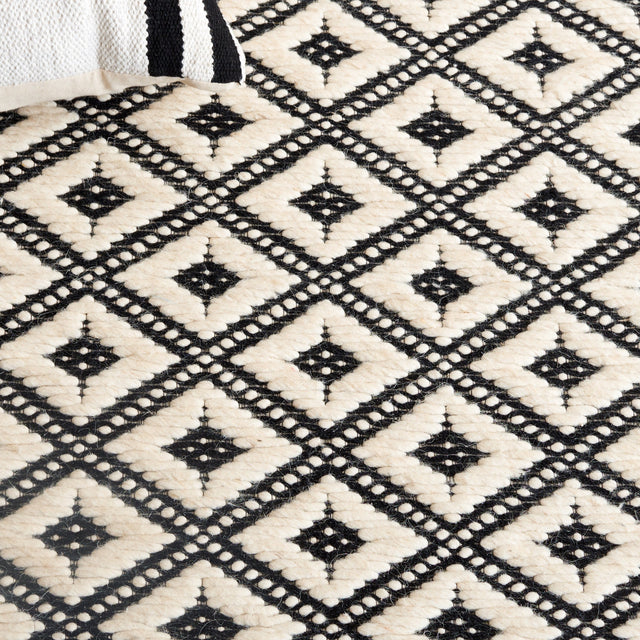 Safavieh Marbella Mrb455Z Black/Ivory Rug.