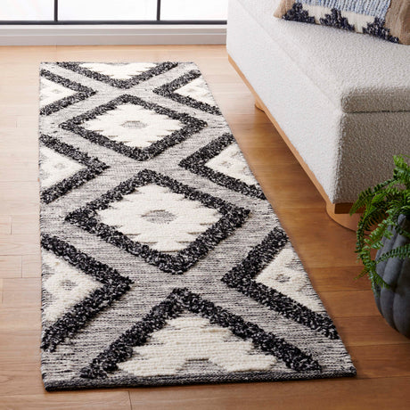 Safavieh Natura Nat203A Black/Ivory Rug.