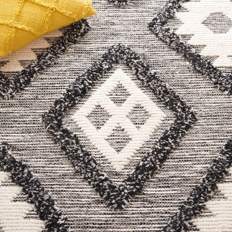 Safavieh Natura Nat203A Black/Ivory Rug.