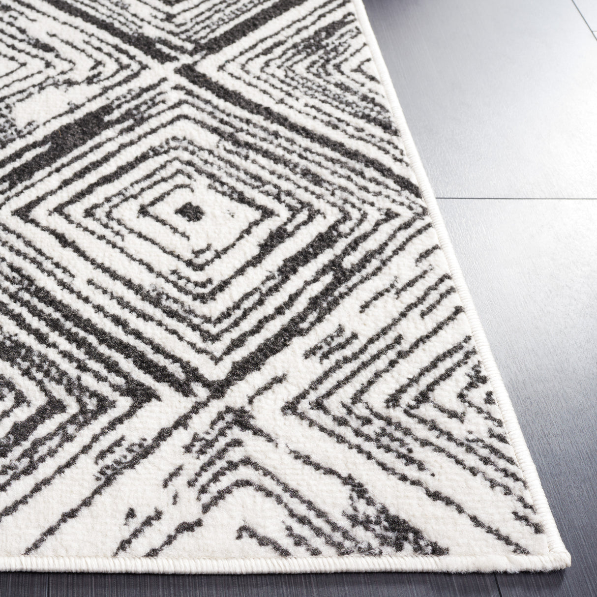 Safavieh Pyramid Pyr225A Ivory/Black Rug.
