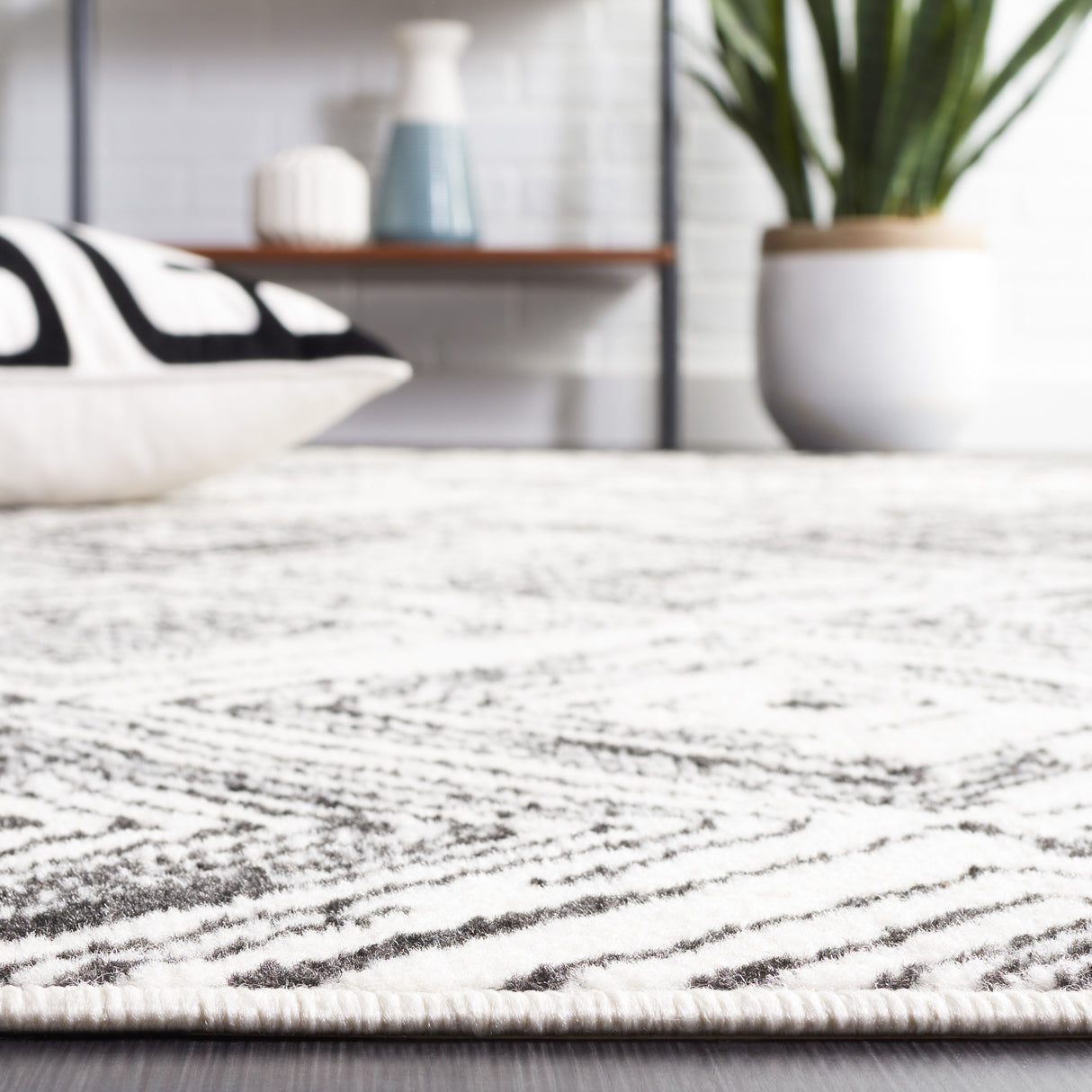 Safavieh Pyramid Pyr225A Ivory/Black Rug.