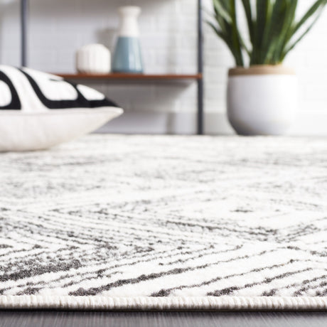 Safavieh Pyramid Pyr225A Ivory/Black Rug.