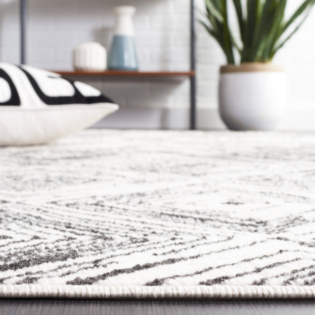 Safavieh Pyramid Pyr225A Ivory/Black Rug.