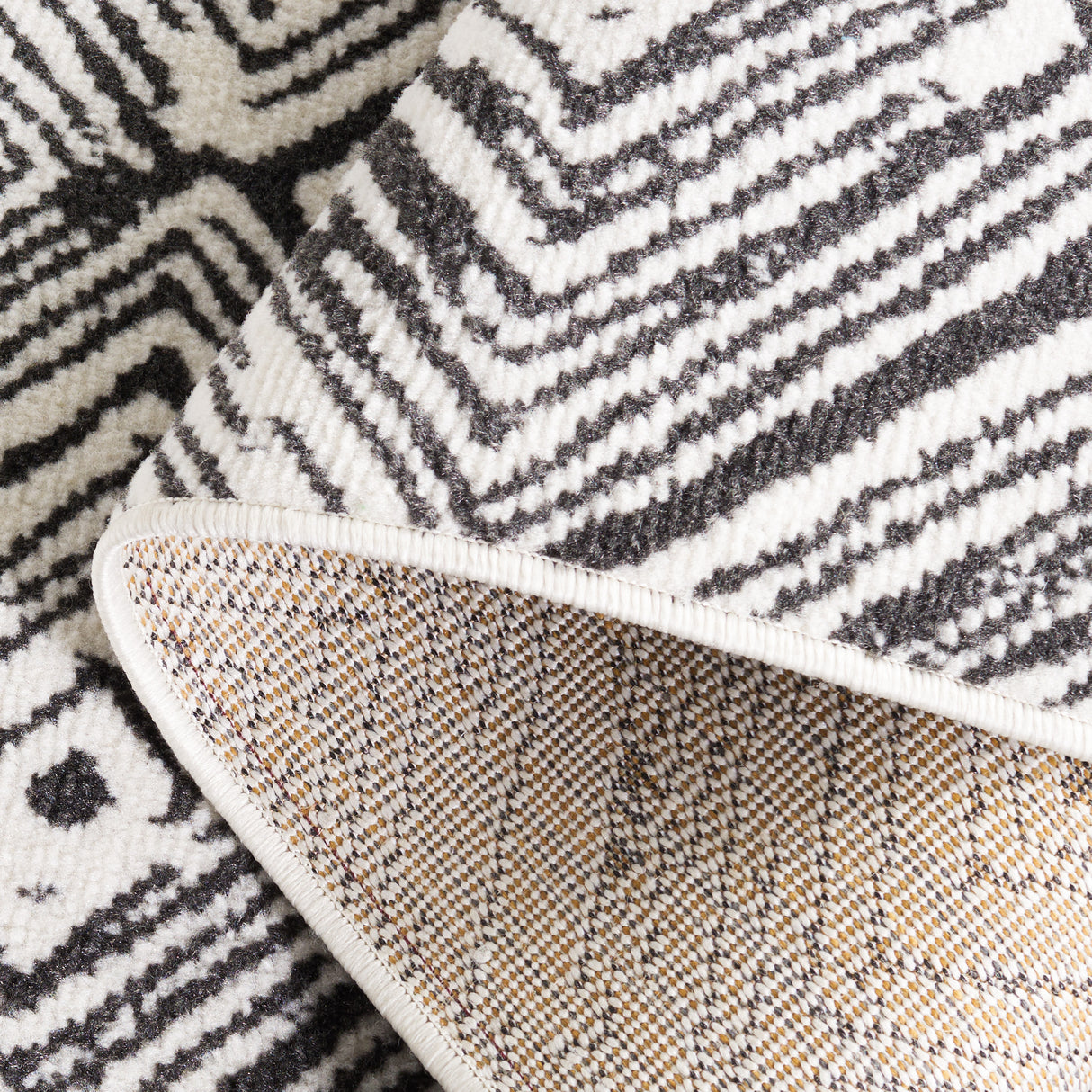 Safavieh Pyramid Pyr225A Ivory/Black Rug.