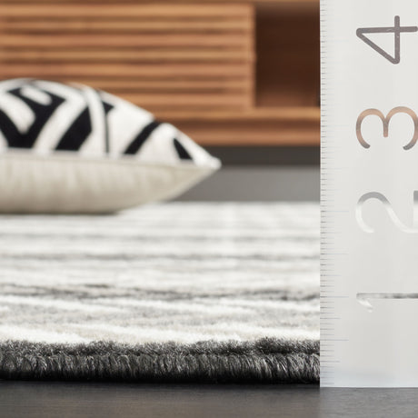 Safavieh Pyramid Pyr247F Grey/Ivory Black Rug.