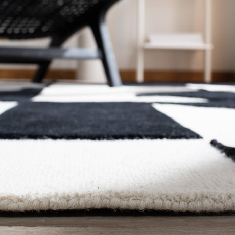 Safavieh Rodeo Drive Rd857A Ivory/Black Rug.