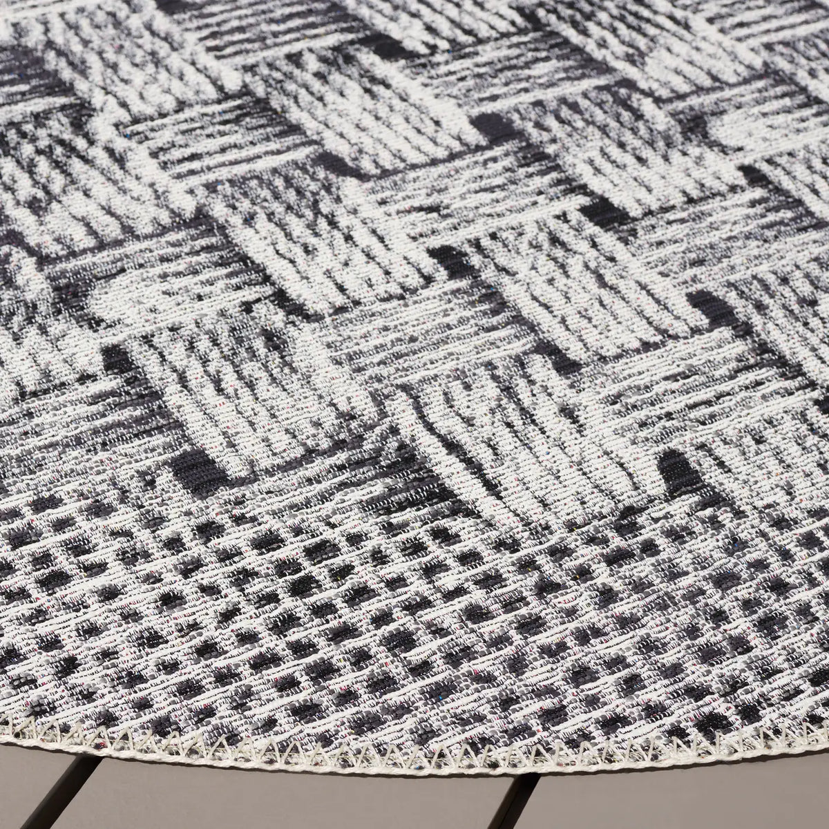 Safavieh Barbados 500 6'-6" x 6'-6" Rug in Black / Ivory