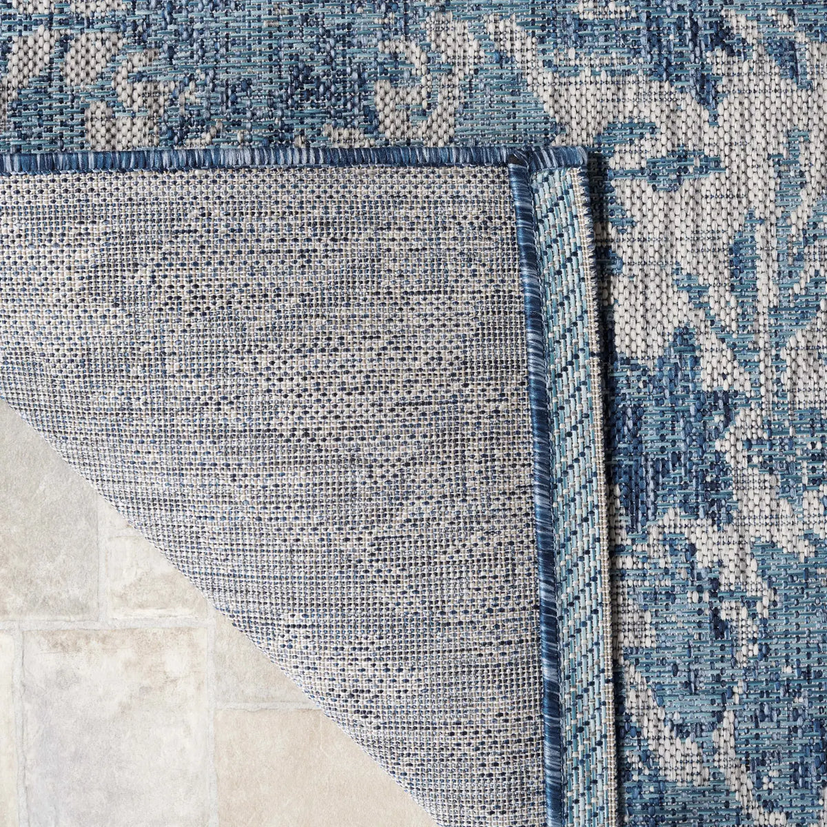 Safavieh Courtyard 5'-3" x 7'-7" Rug in Grey / Navy