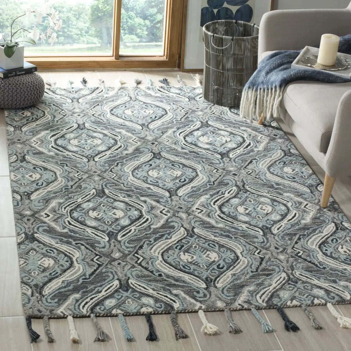 Safavieh Suzani 5'-0" x 8'-0" Rug in Grey / Light Blue