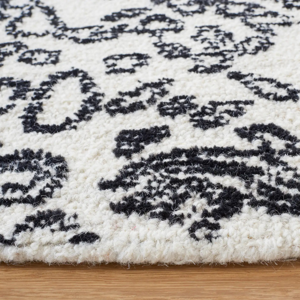 Safavieh Metro 6'-0" x 6'-0" Rug in Ivory / Black