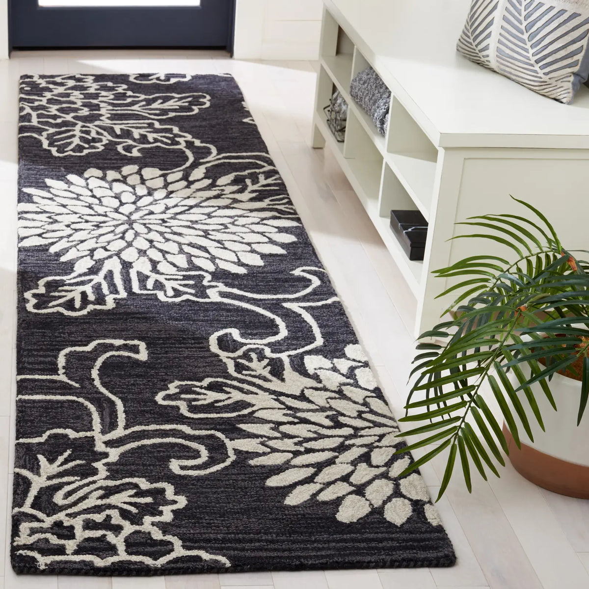 Safavieh Jardin 2'-3" x 9'-0" Rug in Black / Ivory