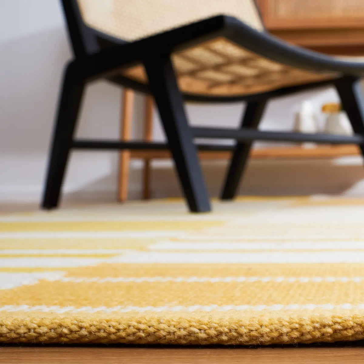 Safavieh Kilim 5'-0" x 8'-0" Rug in Gold / Ivory
