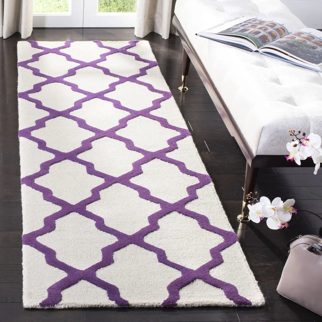 Safavieh Cambridge 2'-6" x 8'-0" Rug in Ivory / Purple