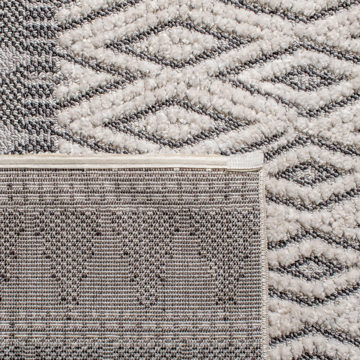 Safavieh Martha Stewart Berber Shag 5'-3" x 7'-6" Rug in Ivory / Charcoal